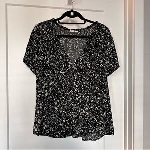 GAP Black and White V Neck Flowy Top